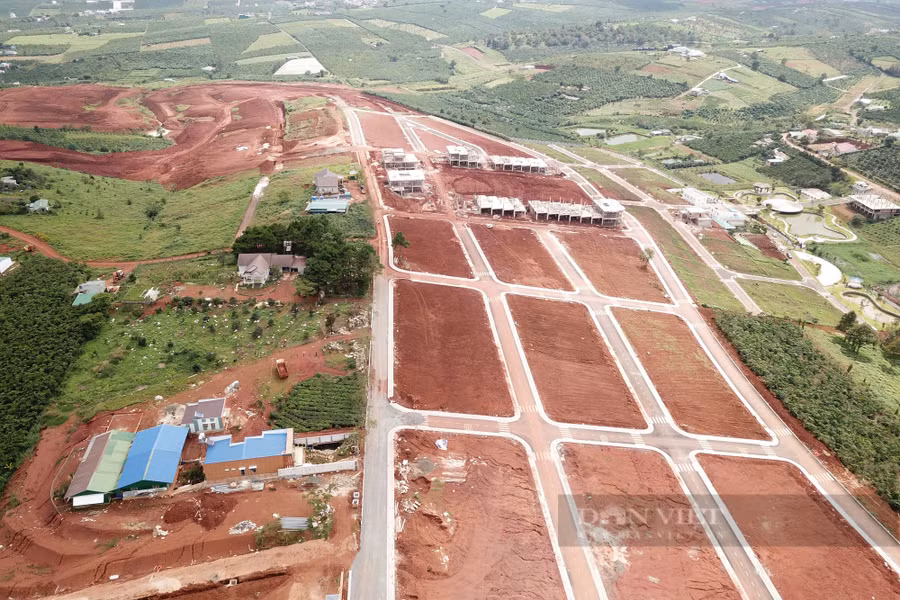 Nhiều đường giao thông được xây dựng tại các khu vực đất của người dân tại xã Lộc Quảng, huyện Bảo Lâm. Ảnh: Văn Long.