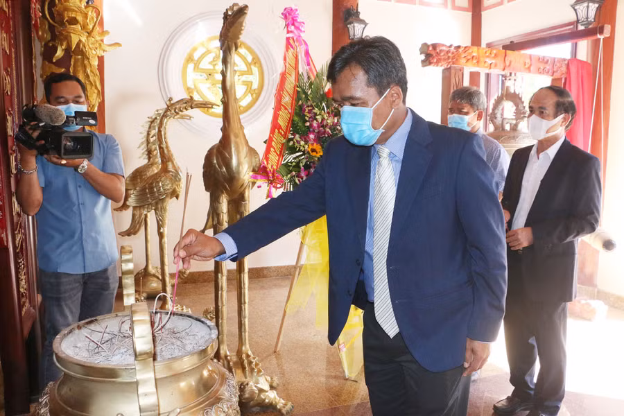 Bí thư Tỉnh ủy dâng hương tưởng nhớ Chủ tịch Hồ Chí Minh và các anh hùng đã hy dinh trong các cuộc kháng chiến chống giặc, cứu nước. Ảnh: Quang Tấn