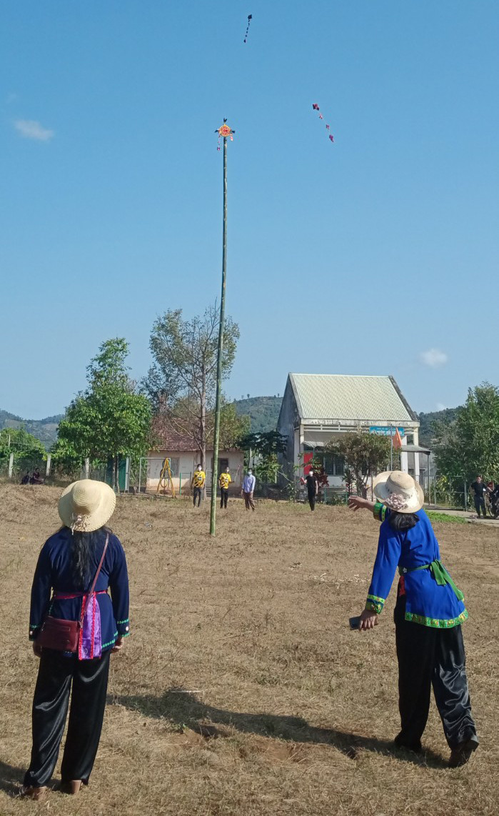 Người dân thôn Đăk Xuân tung còn đầu năm. Ảnh: TL Người dân thôn Đăk Xuân tung còn đầu năm. Ảnh: TL