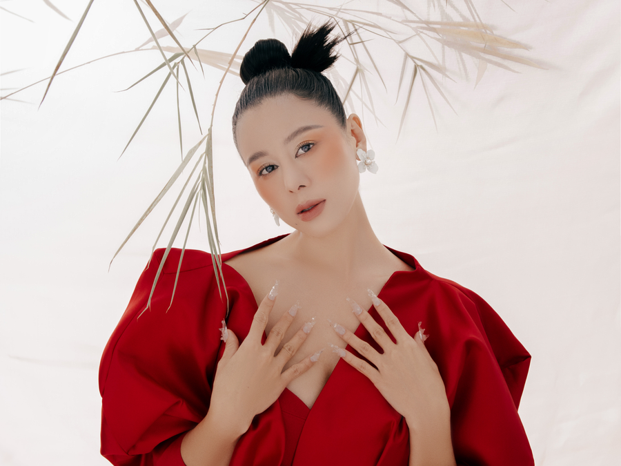 Nam Thư được biết đến với vai trò một diễn viên, sở hữu nhan sắc xinh đẹp, vóc dáng nóng bỏng. Trong lĩnh vực diễn xuất, cô biến hóa đa dạng ở nhiều dạng vai, từ hài hước đến những vai đòi hỏi nội tâm. Nhờ vậy mà sau nhiều năm hoạt động nghệ thuật, người đẹp sở hữu cho mình lượng khán giả nhất định và ghi dấu ấn nhờ loạt dự án như Nam Phi liên hoàn kế, Ai là người thứ ba, Dịch vụ zụ zịt, Chuyện đời là… Ảnh: Huynh Tri Nghia