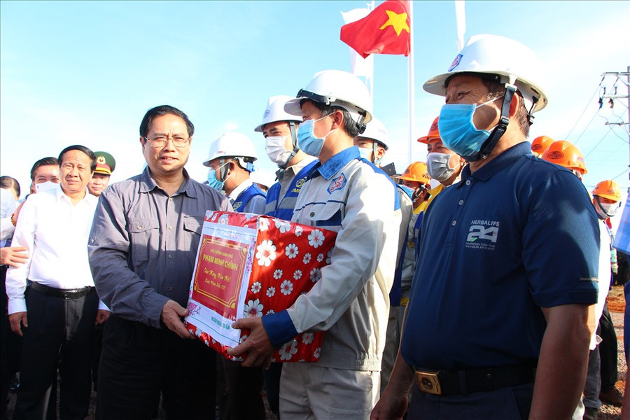 Thủ tướng Phạm Minh Chính thăm hỏi động viên và tặng quà cho các kỹ sư, công nhân làm việc tại công trường. Ảnh: Hà Anh Chiến 