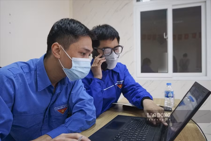 Đội tư vấn gọi điện thoại hỗ trợ F0 điều trị tại nhà.