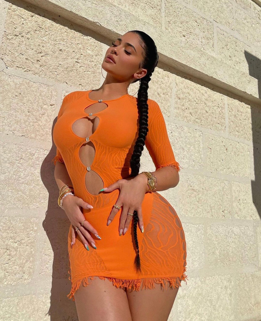 Màu cam tươi sáng gây “bùng nổ” mạng xã hội khi nữ tỷ phú Kylie Jenner đăng tải bức ảnh này lên Instagram của cô ấy với chiếc váy khoét sâu táo bạo tạo ra những khe hở gây “nhức nhối” mọi ánh nhìn.