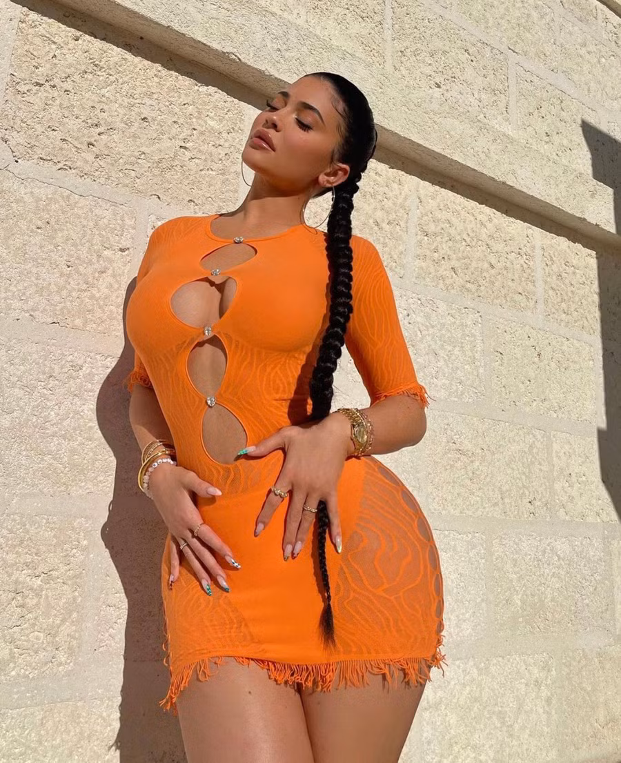 Màu cam tươi sáng gây “bùng nổ” mạng xã hội khi nữ tỷ phú Kylie Jenner đăng tải bức ảnh này lên Instagram của cô ấy với chiếc váy khoét sâu táo bạo tạo ra những khe hở gây “nhức nhối” mọi ánh nhìn.