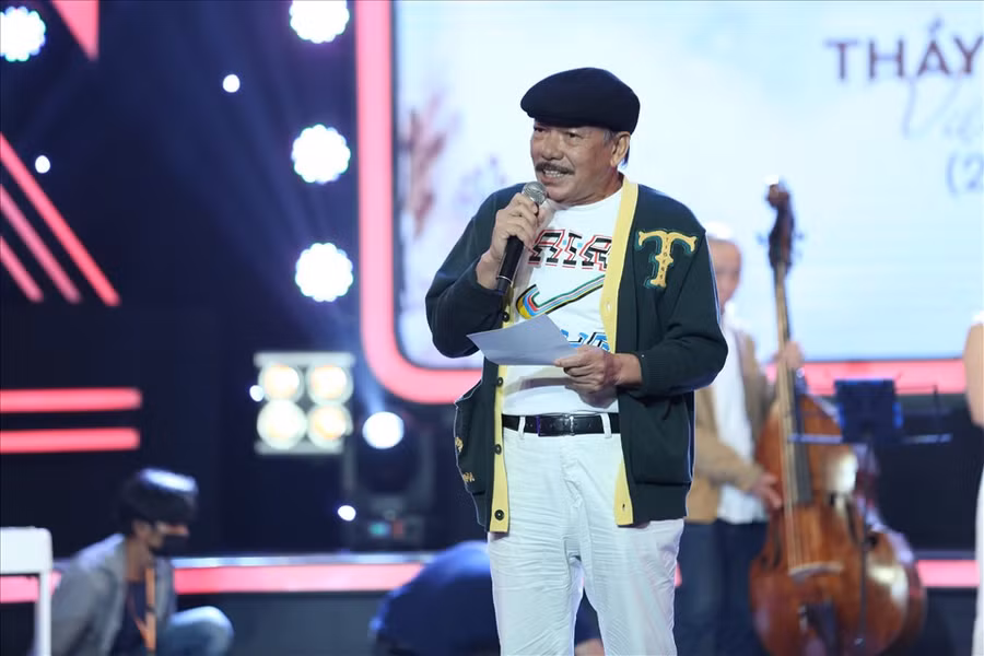 Ông hát tặng các bác sĩ. Ảnh: NSCC.