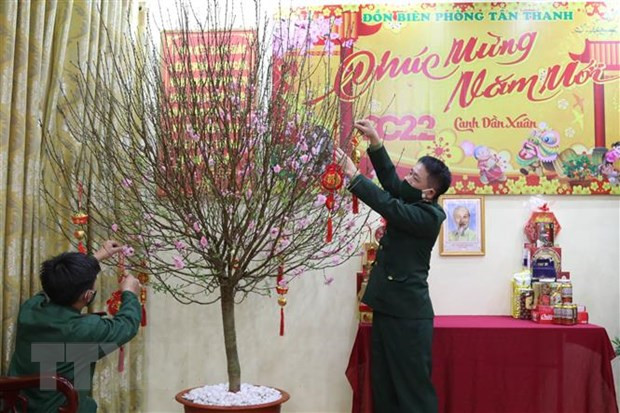 Cán bộ, chiến sỹ Đồn Biên phòng Tân Thanh, tỉnh Lạng Sơn trang trí đào Tết tại đơn vị. (Ảnh: Quang Duy/TTXVN) Cán bộ, chiến sỹ Đồn Biên phòng Tân Thanh, tỉnh Lạng Sơn trang trí đào Tết tại đơn vị. (Ảnh: Quang Duy/TTXVN)