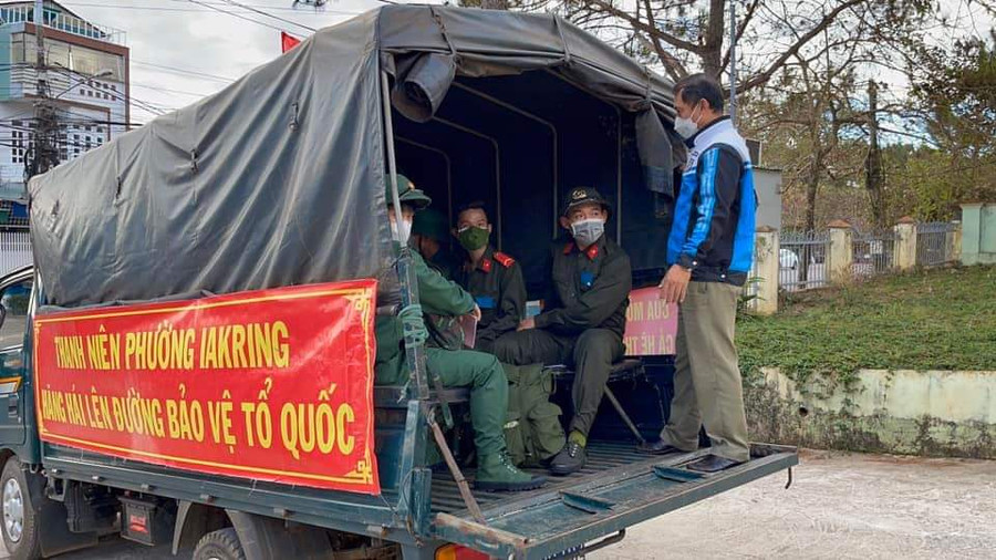 xe đưa thanh niên phường Ia Kring về tập trung tại Trung tâm huấn luyện T.P Pleiku (1)