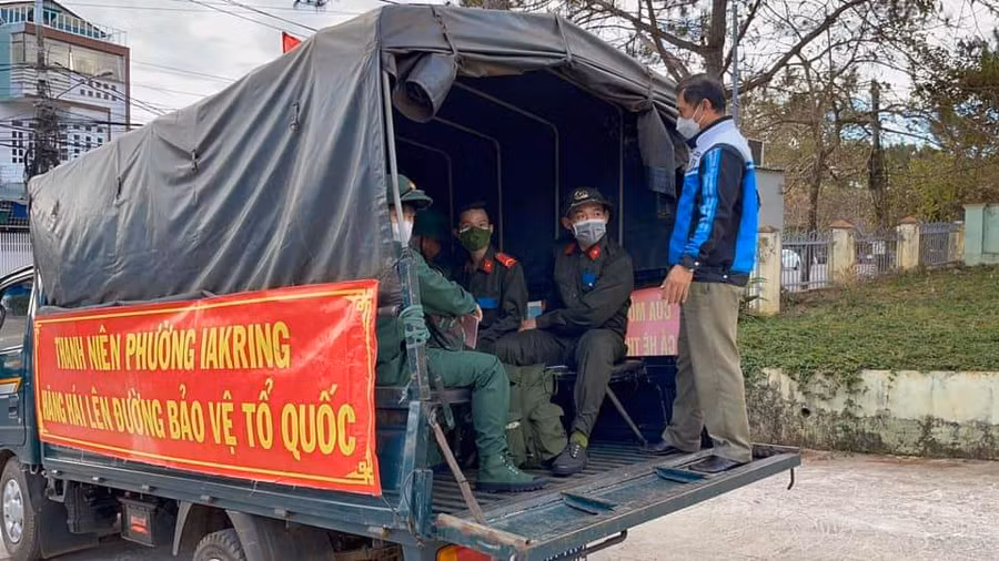 xe đưa thanh niên phường Ia Kring về tập trung tại Trung tâm huấn luyện T.P Pleiku (1)