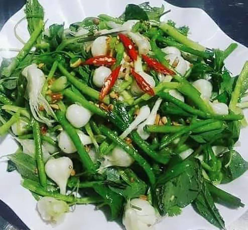 Du lịch đảo Lý Sơn, du khách được thưởng thức ẩm thực đó là món gỏi tỏi – một đặc sản tại đảo Lý Sơn. Ảnh: Tranghoang com.