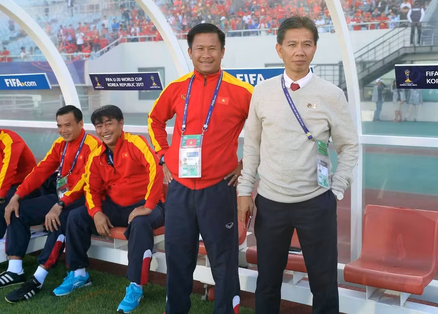 Huấn luyện viên Đinh Hồng Vinh (thứ 2 từ phải qua) khi làm trợ lý cho HLV Hoàng Anh Tuấn dẫn dắt đội U20 Việt Nam. Ảnh: Văn Ngọc