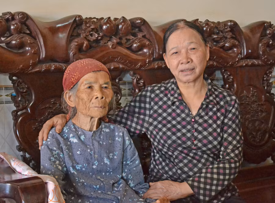 Bà Vũ Thị Đoàn-Chủ tịch Hội NCT thị trấn Chư Prông thăm hỏi, động viên cụ Lê Thị Nhiều (101 tuổi, ở tổ dân phố 3). Ảnh: Hoàng Minh