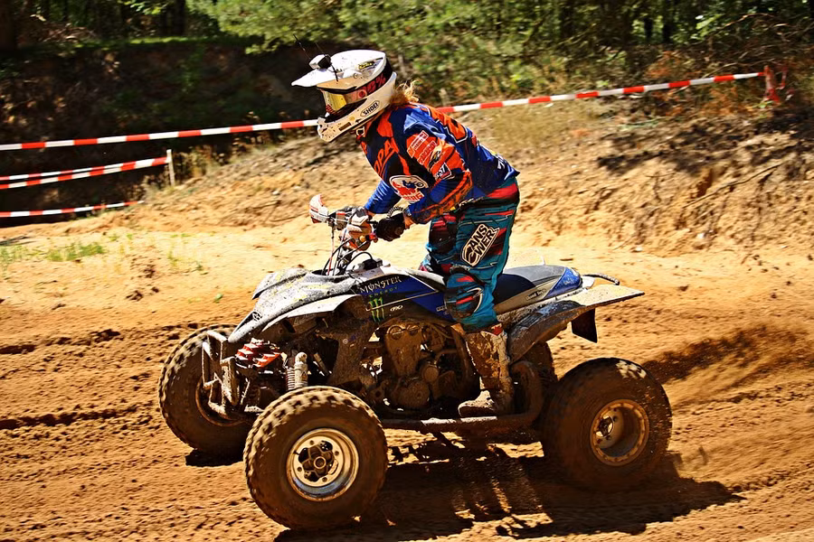 Lái xe mô tô vượt địa hình ATV - trải nghiệm du lịch thể thao mạo hiểm đáng nhớ. Ảnh: Examitrip