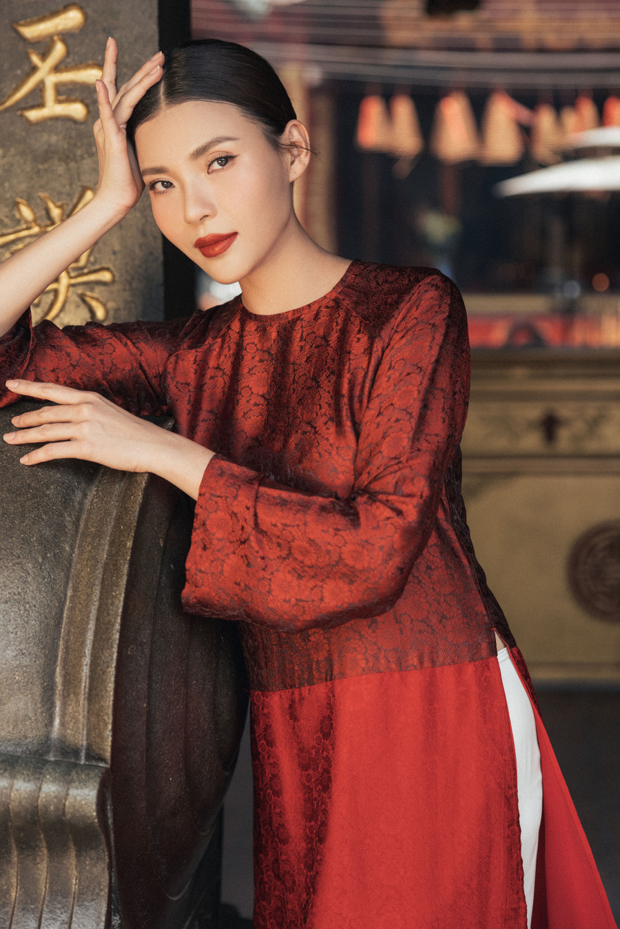 Thúy Diễm khiến fan bất ngờ khi chia sẻ loạt ảnh diện áo dài đón năm mới. Được biết năm nay là năm tuổi của nữ diễn viên. Cô cho biết dù sở hữu vẻ ngoài nữ tính, dịu dàng nhưng bên trong lại là người rất mạnh mẽ, quyết liệt. Ảnh: Nguyễn Đăng Khoa