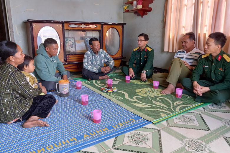 Ban Chỉ huy Quân sự huyện Lâm Hà phối hợp với địa phương thăm hỏi, động viên gia đình các thanh niên nhập ngũ Ban Chỉ huy Quân sự huyện Lâm Hà phối hợp với địa phương thăm hỏi, động viên gia đình các thanh niên nhập ngũ
