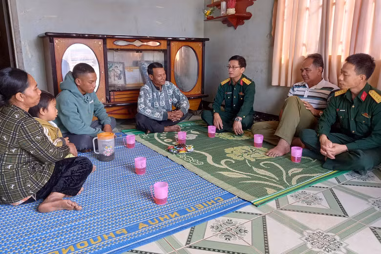 Ban Chỉ huy Quân sự huyện Lâm Hà phối hợp với địa phương thăm hỏi, động viên gia đình các thanh niên nhập ngũ