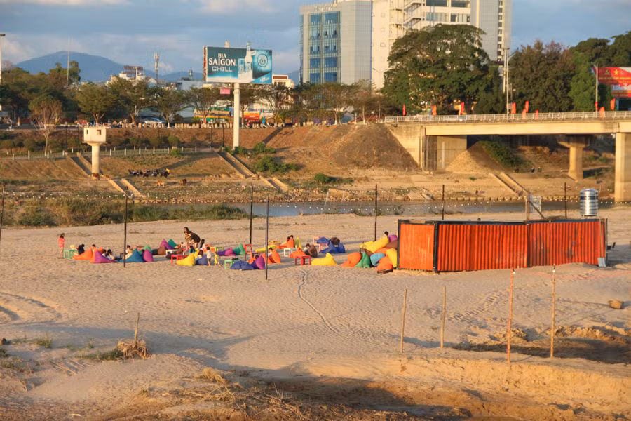 "Bãi biển Kon Tum" thực chất là bãi bồi trên sông Đăk Bla. Ảnh: Đức Nhật