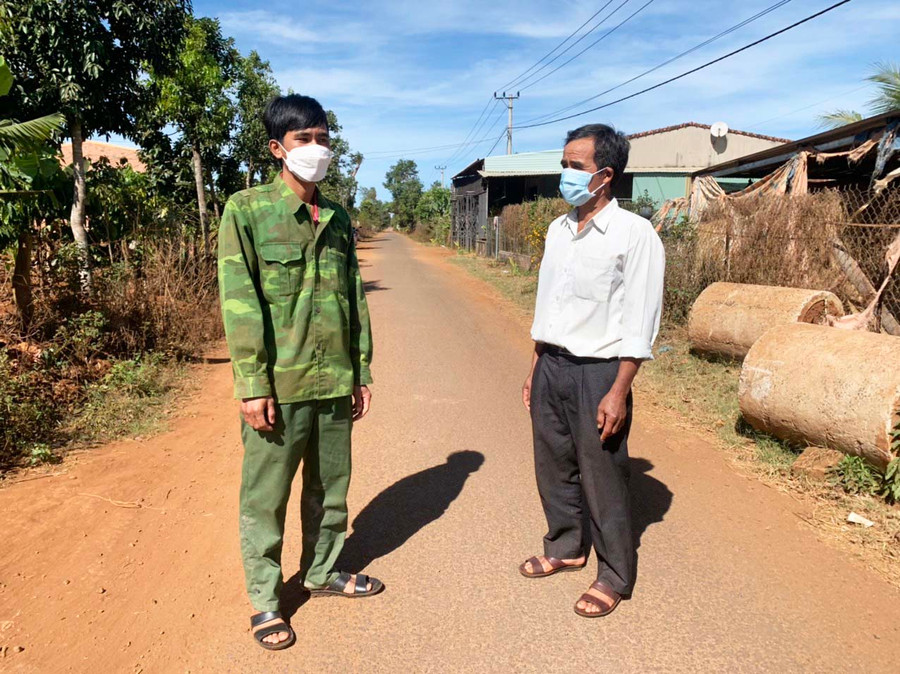 Ông Rơ Châm Jõi (bìa phải) vận động người dân phòng-chống dịch Covid-19. Ảnh: R’Ô HOK Ông Rơ Châm Jõi (bìa phải) vận động người dân phòng-chống dịch Covid-19. Ảnh: R’Ô HOK