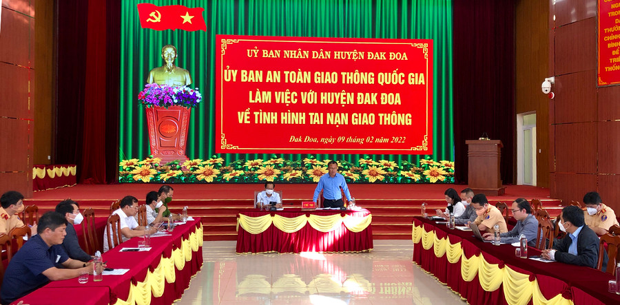  Đoàn công tác làm việc với địa phương tại trụ sở UBND huyện Đak Đoa. Ảnh: Lê Hòa