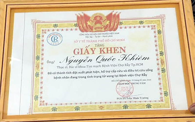Ông Nguyễn Quốc Khiêm nhận giấy khen của Sở Y tế Thành phố Hồ Chí Minh.