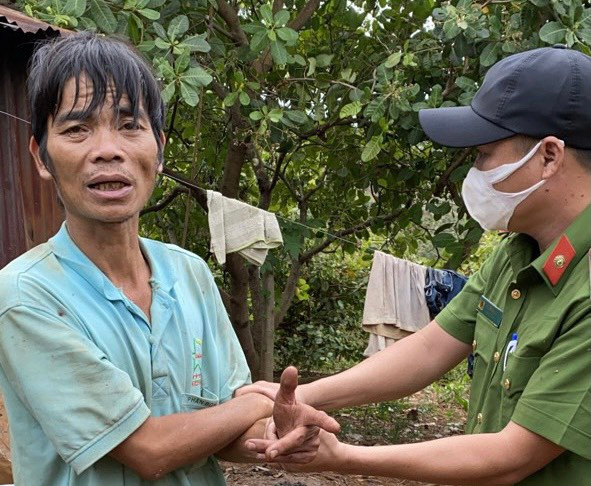 Công an bắt giữ nghi phạm Chu Văn Ta. Ảnh: CTV