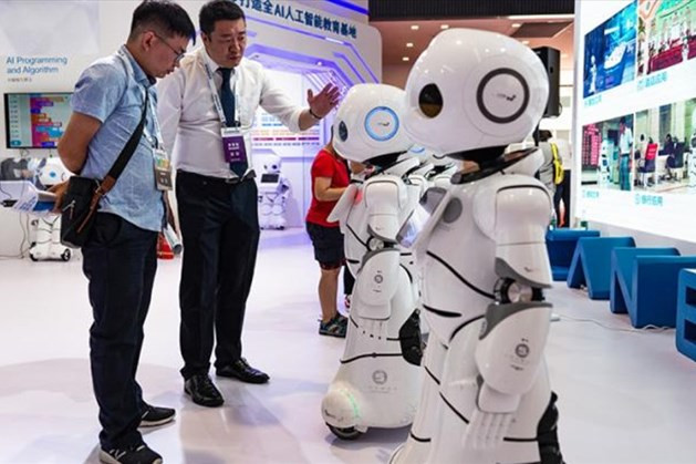 Trung Quốc chế tạo robot có thể đọc suy nghĩ của con người chính xác gần 100%. Ảnh: TASS Trung Quốc chế tạo robot có thể đọc suy nghĩ của con người chính xác gần 100%. Ảnh: TASS