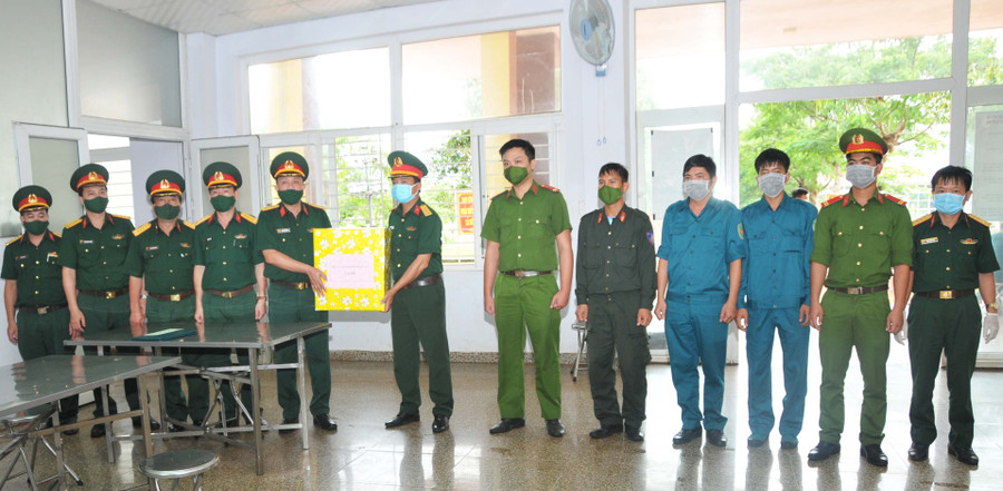 Lãnh đạo Binh đoàn 15 tặng quà cho các đơn vị cách ly công dân. Ảnh: Vĩnh Hoàng