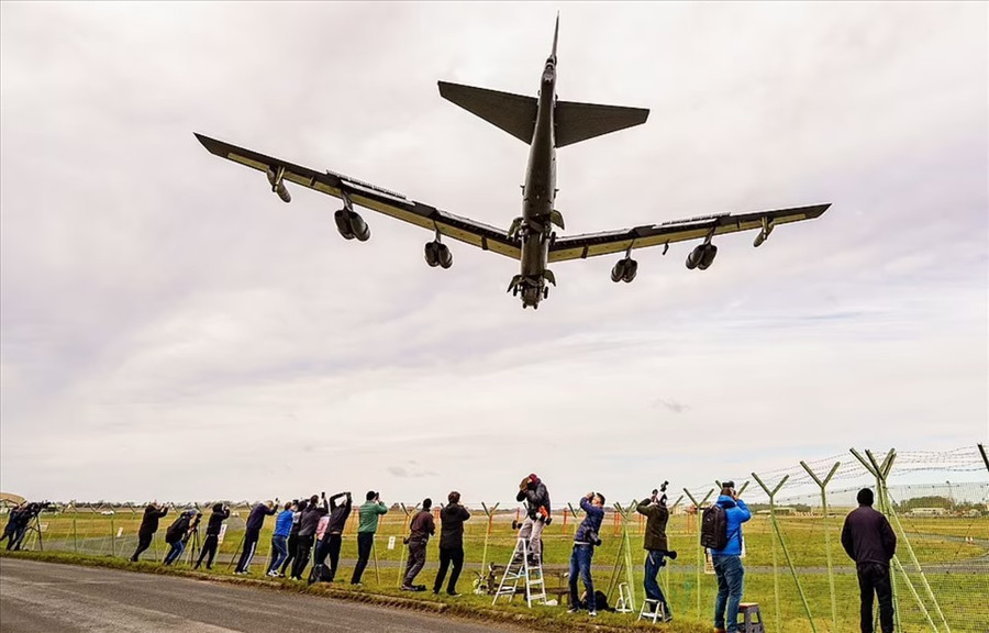 Máy bay ném bom B-52 Mỹ đến Vương quốc Anh hôm 10.2. Ảnh: Không quân Mỹ Máy bay ném bom B-52 Mỹ đến Vương quốc Anh hôm 10.2. Ảnh: Không quân Mỹ