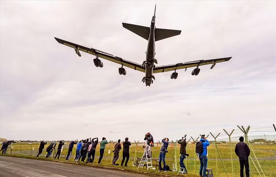 Máy bay ném bom B-52 Mỹ đến Vương quốc Anh hôm 10.2. Ảnh: Không quân Mỹ