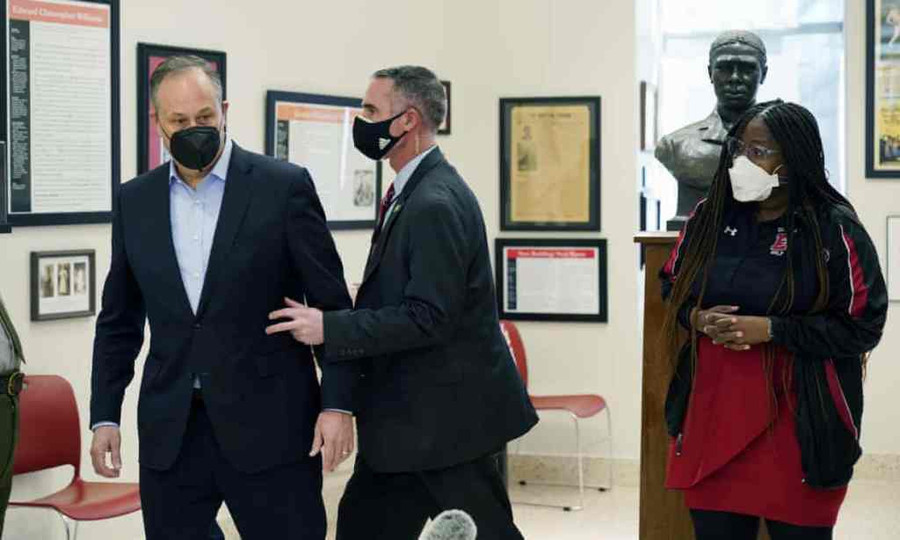 Thời điểm ông Doug Emhoff được sơ tán. Ảnh: reuters