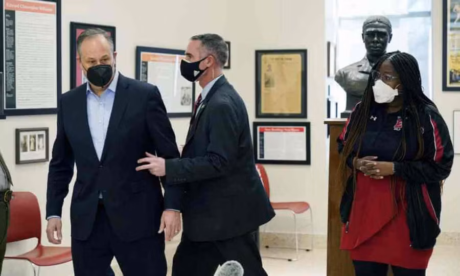 Thời điểm ông Doug Emhoff được sơ tán. Ảnh: reuters