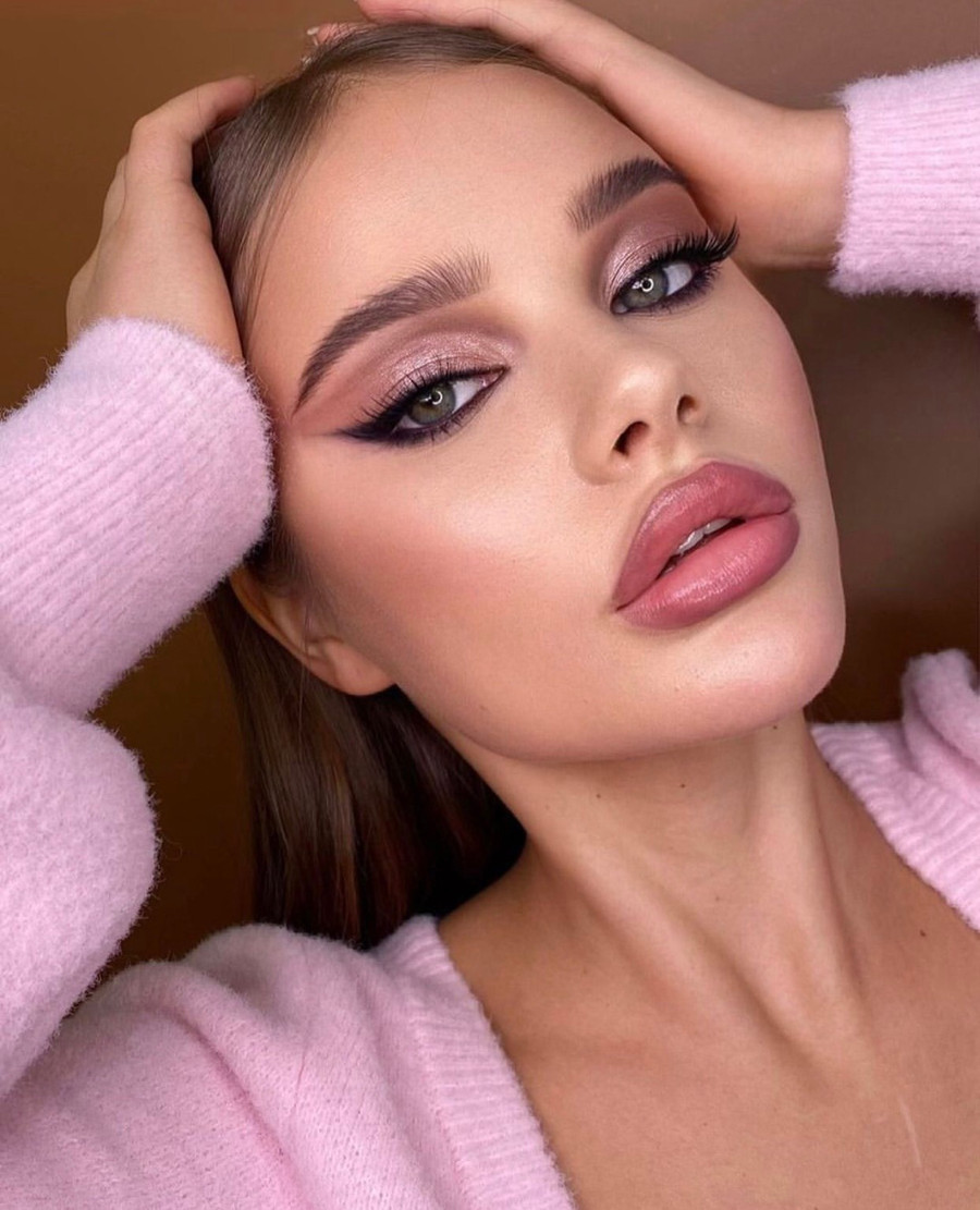 Sắc hồng lấp lánh trên đôi mắt sẽ giúp bạn hóa thân thành nàng công chúa xinh đẹp. Đặc biệt, nhấn nhá một chút ánh nhũ càng làm tăng sức hút cho diện mạo của phái đẹp.