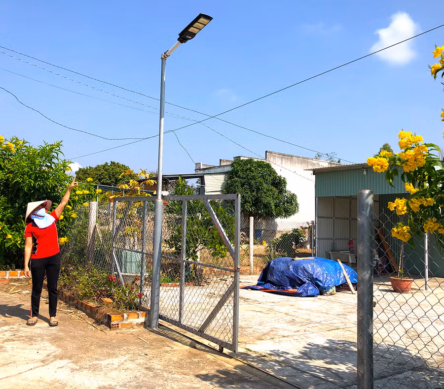  Chị Nguyễn Thị Nguyệt (thôn 10, xã Yang Trung, huyện Kông Chro) chủ động mua bóng điện, hệ thống pin năng lượng mặt trời để chung tay thắp sáng thôn xóm. Ảnh: Ngọc Minh