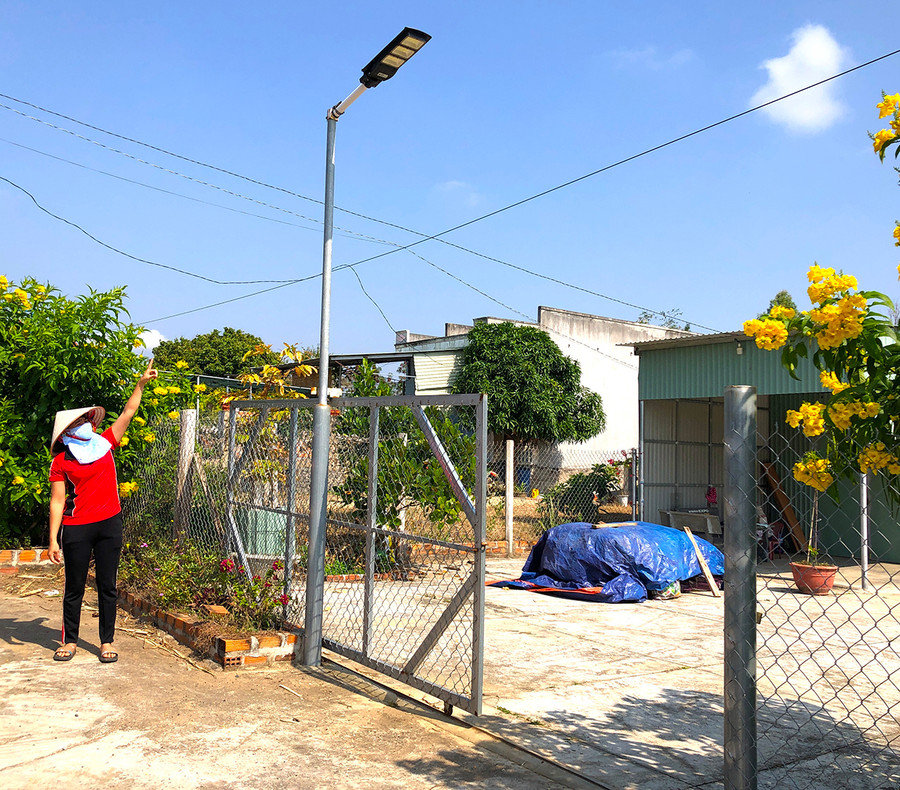  Chị Nguyễn Thị Nguyệt (thôn 10, xã Yang Trung, huyện Kông Chro) chủ động mua bóng điện, hệ thống pin năng lượng mặt trời để chung tay thắp sáng thôn xóm. Ảnh: Ngọc Minh