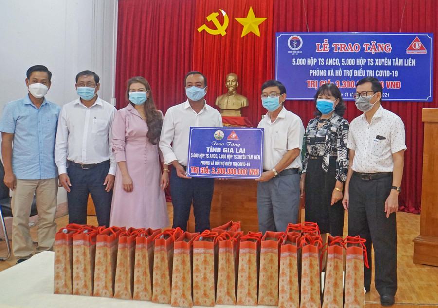 Trường Sinh Group trao tặng 5.000 hộp xuyên tâm liên và 5.000 hộp TS Anco với tổng trị giá 3,3 tỷ đồng cho tỉnh Gia Lai để hỗ trợ công tác phòng-chống dịch Covid-19. Ảnh: Hà Duy