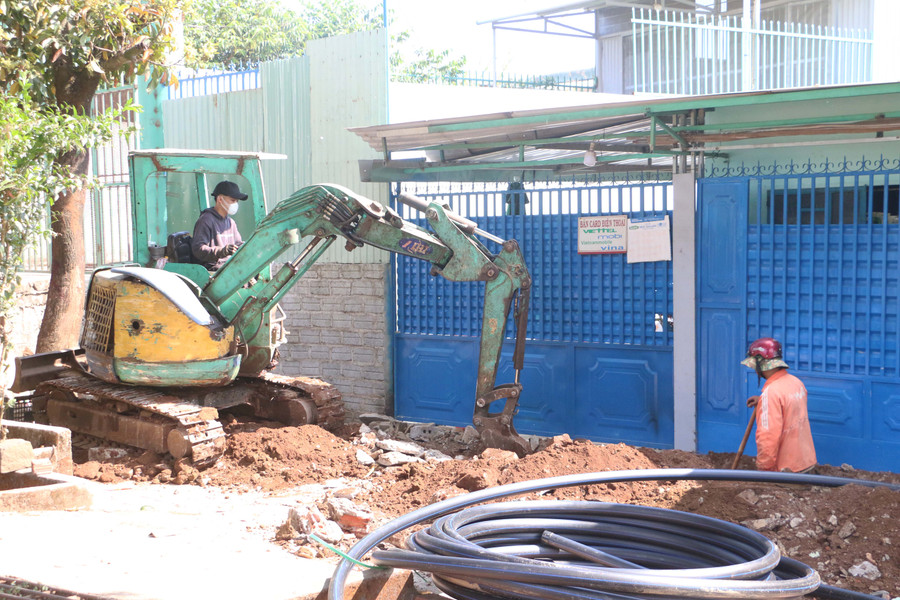 Công nhân thi công hệ thống thoát nước đường Lê Đại Hành (TP. Pleiku). Ảnh: Quang Tấn