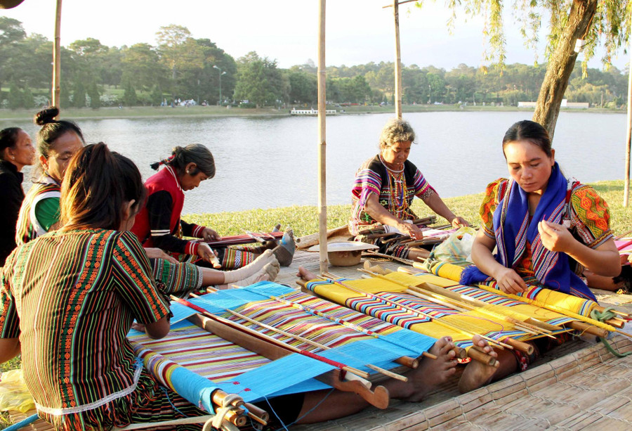  Các nghệ nhân dệt thổ cẩm người Mạ trình diễn nghề bên Hồ Xuân Hương (Đà Lạt).