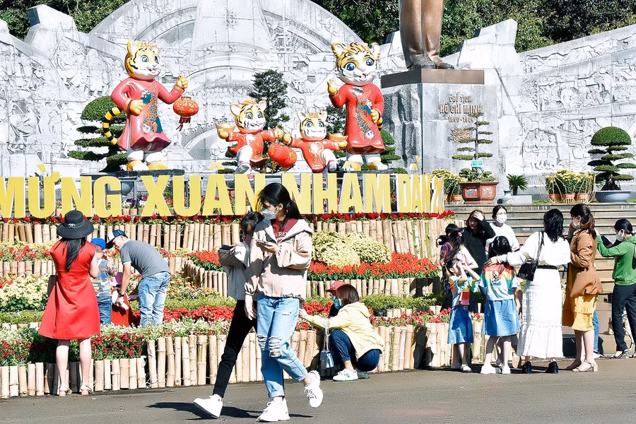 Du khách du xuân tại Quảng trường Đại Đoàn Kết. Ảnh: Đức Thụy