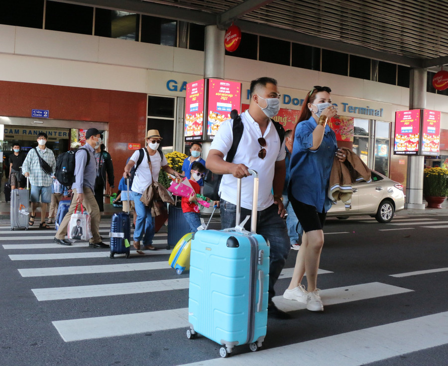Du khách quá cảnh qua sân bay Cam Ranh đến Khánh Hòa. Ảnh: XH