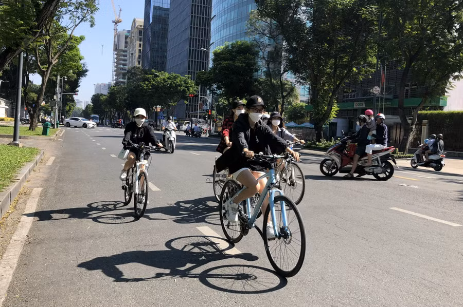 Đạp xe đạp, đi bộ, chạy bộ là cách dễ nhất để lấy lại thể lực sau tết. Ảnh: Dạ Thảo