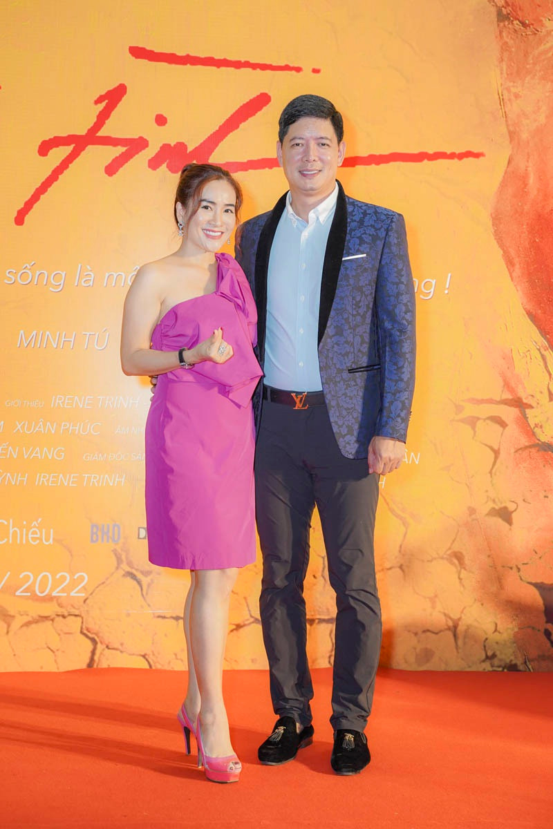 Vợ chồng diễn viên Bình Minh đến chung vui cùng ê-kíp Người tình. Ảnh: ĐPCC