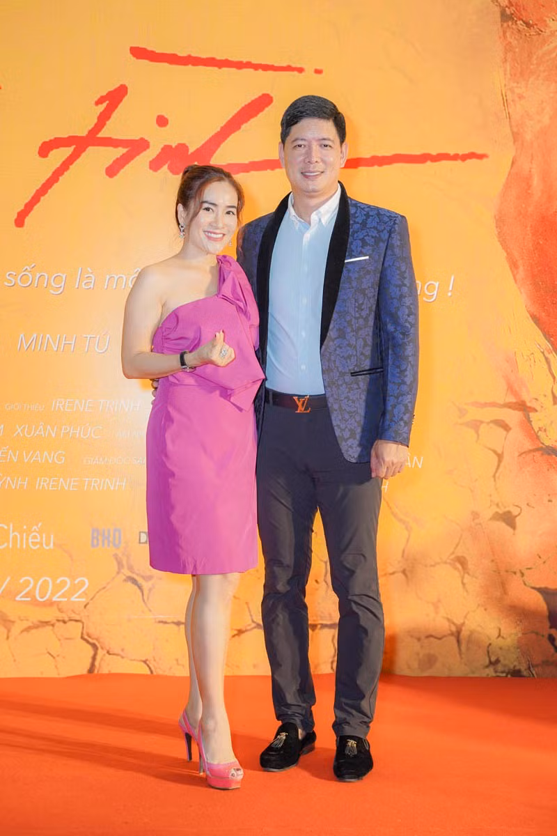 Vợ chồng diễn viên Bình Minh đến chung vui cùng ê-kíp Người tình. Ảnh: ĐPCC