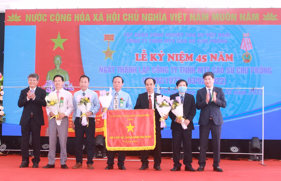 Ủy ban Quản lý vốn Nhà nước tại doanh nghiệp tặng cờ thi đua Đơn vị xuất sắc, dẫn đầu phong trào thi đua năm 2021 cho Công ty. Ảnh: Hồng Thương