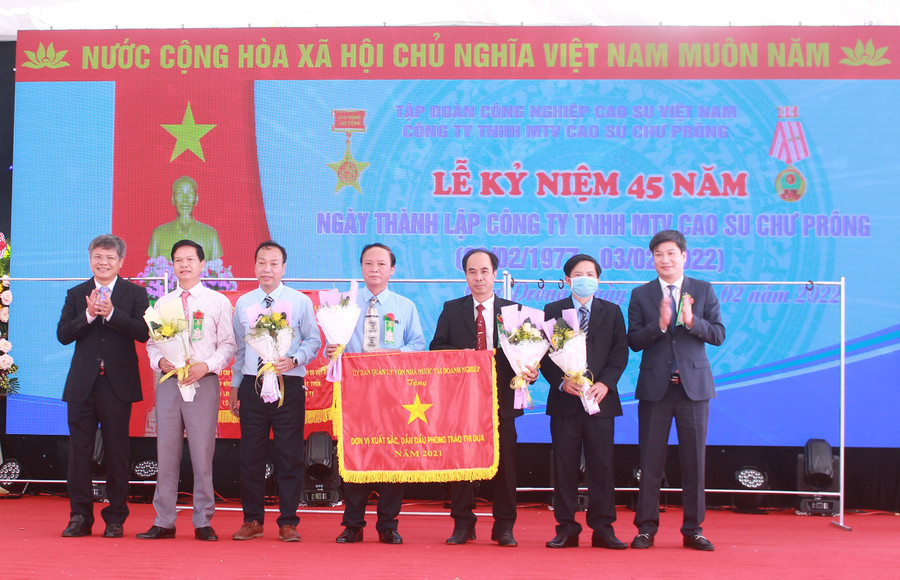 Ủy ban Quản lý vốn nhà nước tại doanh nghiệp tặng cờ thi đua năm 2021 cho Công ty TNHH một thành viên Cao su Chư Prông. Ảnh: Hồng Thương Ủy ban Quản lý vốn Nhà nước tại doanh nghiệp tặng cờ thi đua Đơn vị xuất sắc, dẫn đầu phong trào thi đua năm 2021 cho Công ty. Ảnh: Hồng Thương