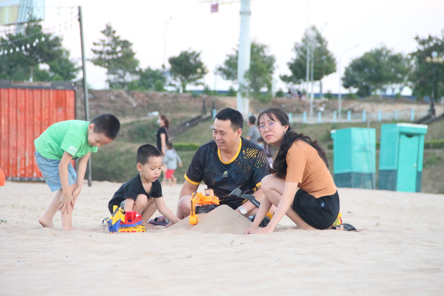 Nhiều gia đình đưa con em ra 