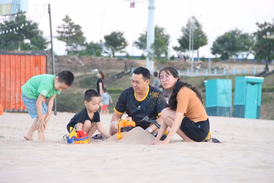 Nhiều gia đình đưa con em ra 