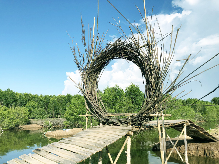 Thời gian đầu, anh Dương vừa nuôi thủy sản vừa xây dựng những tiểu cảnh đầu tiên. Ảnh: M.A