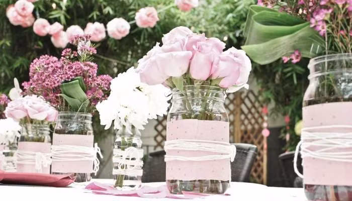 Người Pháp dùng thiệp và các loại đồ dùng đám cưới để trang trí trong Lễ tình nhân. Ảnh: Wiki