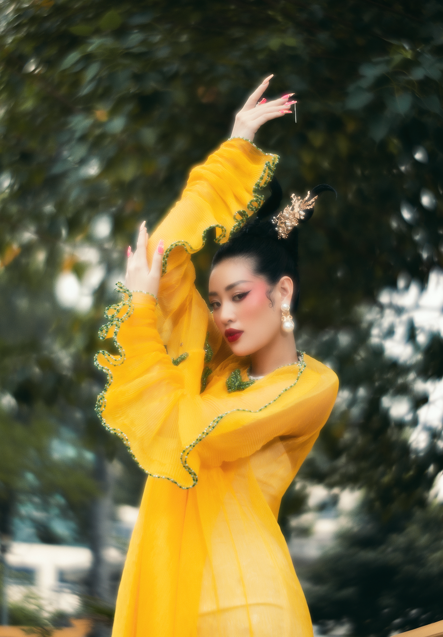 Nói về bộ ảnh, Hoa hậu Khánh Vân chia sẻ: “Tháng Giêng là tháng đẹp nhất trong năm, cũng là tháng bắt đầu cho một năm mới, vì thế trong tháng này, mọi thứ từ con người cho đến cảnh vật xung quanh, đều khoe sắc rực rỡ, lung linh rộn rã những ước mơ, hy vọng vào những điểu tốt đẹp, may mắn. Vân cũng như vậy, cứ vào tháng Giêng là lại thấy hân hoan bao dự định mới, Vân cũng rất thích không khí những ngày đầu năm, mang lại cho Vân nhiều năng lượng tích cực và sự lạc quan, yêu đời. Mọi người thường nói vui “còn mùng là còn Tết”, Tết qua nhanh thì cũng tiếc thật đấy nhưng mà sau những ngày Tết, chúng ta phải trở về với công việc và tất bật với bộn bề, lo toan của cuộc sống thường ngày. Vân hy vọng tất cả mọi người sẽ có một sự khởi đầu năm mới tràn đầy năng lượng, và chúng ta sẽ cố gắng thật nhiều để còn đón Tết Quý Mão thật sum vầy, no ấm”. Ảnh: Nguyễn Long Nói về bộ ảnh, Hoa hậu Khánh Vân chia sẻ: “Tháng Giêng là tháng đẹp nhất trong năm, cũng là tháng bắt đầu cho một năm mới, vì thế trong tháng này, mọi thứ từ con người cho đến cảnh vật xung quanh, đều khoe sắc rực rỡ, lung linh rộn rã những ước mơ, hy vọng vào những điểu tốt đẹp, may mắn. Vân cũng như vậy, cứ vào tháng Giêng là lại thấy hân hoan bao dự định mới, Vân cũng rất thích không khí những ngày đầu năm, mang lại cho Vân nhiều năng lượng tích cực và sự lạc quan, yêu đời. Mọi người thường nói vui “còn mùng là còn Tết”, Tết qua nhanh thì cũng tiếc thật đấy nhưng mà sau những ngày Tết, chúng ta phải trở về với công việc và tất bật với bộn bề, lo toan của cuộc sống thường ngày. Vân hy vọng tất cả mọi người sẽ có một sự khởi đầu năm mới tràn đầy năng lượng, và chúng ta sẽ cố gắng thật nhiều để còn đón Tết Quý Mão thật sum vầy, no ấm”. Ảnh: Nguyễn Long.