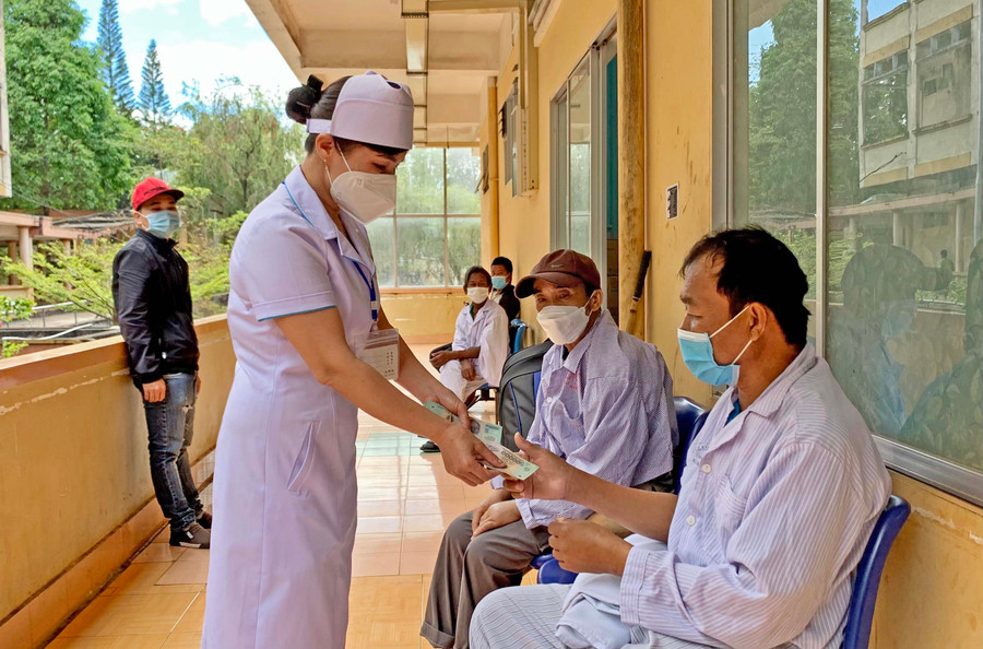 Điều dưỡng viên Nguyễn Thị Thanh Phương trao quà cho bệnh nhân chạy thận nhân tạo tại Bệnh viện Đa khoa tỉnh. Ảnh: Như Ý  Điều dưỡng Nguyễn Thị Thanh Phương trao quà cho bệnh nhân chạy thận nhân tạo tại Bệnh viện Đa khoa tỉnh. Ảnh: Như Ý