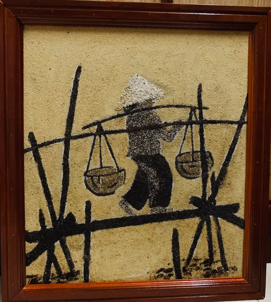 Bức tranh kết hợp giữa mùn cưa, bã xơ dừa và bã cà phê. Ảnh: Thanh Duy